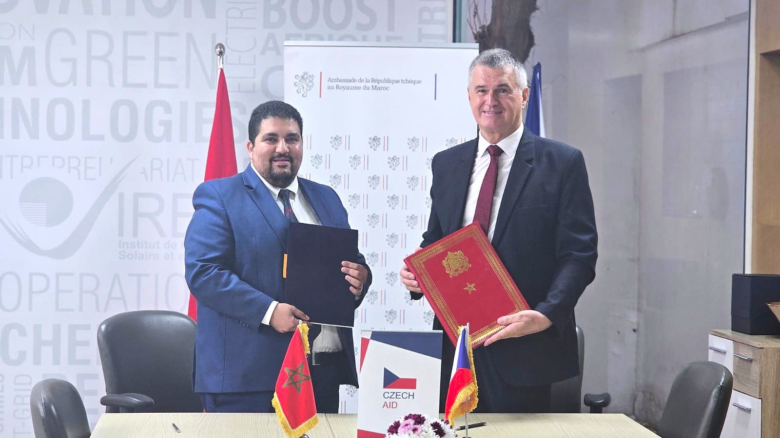 «IRESEN» وسفارة التشيك: اتفاقية تعاون لتجريب تقنية استخلاص الماء من رطوبة الهواء بالمغرب