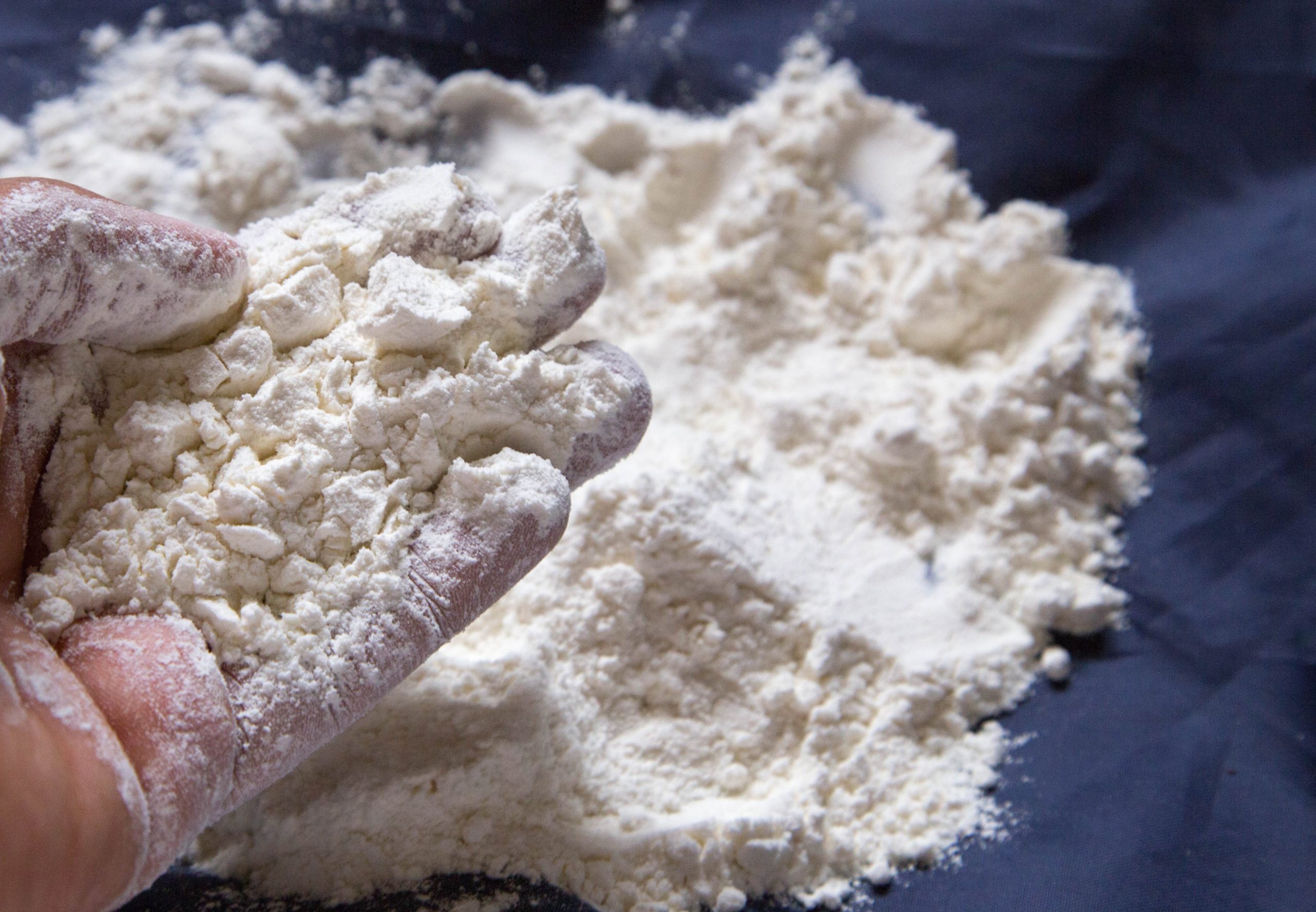 الحكومة تُبقي على أسعار الدقيق المدعَّم خلال موسم 2025-2026